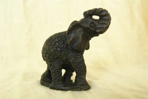 beeld medium elephant - stenen olifant