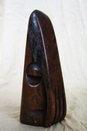 beeld face - abstract stenen gezicht