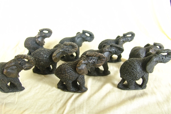 beeld fierce elephant - 1 olifant beeldje 9,5 cm hoog