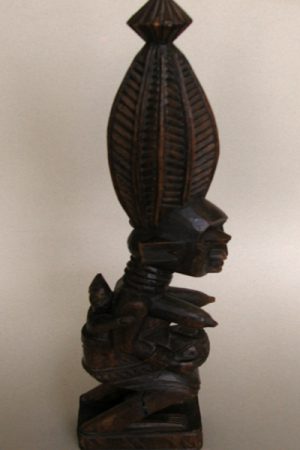 beeld vrouw met kind op haar rug - houten beeld 55,5 cm lang