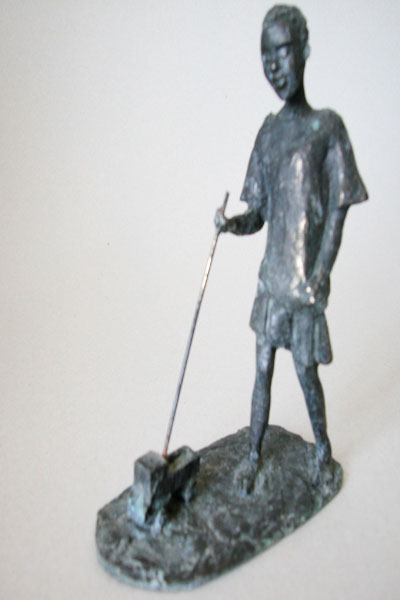beeld brons kind met speelgoed autootje bronzen beeld
