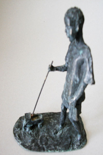 beeld brons kind met speelgoed autootje bronzen beeld - Afbeelding 4