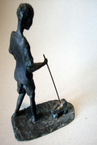 beeld brons kind met speelgoed autootje bronzen beeld - Afbeelding 3